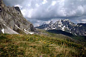 Panorama verso il Monte Cernera, sullo sfondo il Pelmo.