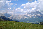La conca di Cortina, sullo sfondo il Pomagagnon e il Cristallo.