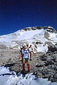 Andrea al Passo Pradidali Alto, sullo sfondo la Fradusta 2939 m