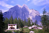 Il Rif. Selvata mt. 1630, sullo sfondo il Croz dell'Altissimo.