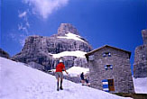 Il Rif. Tosa mt. 2442 con la Cima Brenta Bassa.