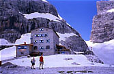 Il Rif. Pedrotti 2491 m, a destra la Bocca di Brenta