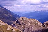 Il Rif. Vedretta Piana, sullo sfondo la Val Ridanna.