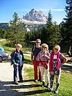 La comitiva, sullo sfondo le Tre Cime di Lavaredo