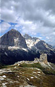 Panorama verso le Cinque Torri, sullo sfondo le Tofane.