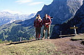 Alfio e Luciano, bivio: a destra verso il Rifugio Sassopiatto, dietro alle nostre spalle verso il Rifugio Vicenza.