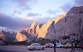 Il piazzale del Rifugio Passo Sella