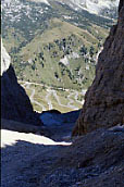 Sentiero della Val Setus, sul fondo i tornanti della strada che sale al Passo Gardena