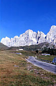 La strada che sale al Passo di Rolle, il Gruppo delle Pale di San Martino. Siamo sulla strada del ritorno verso casa.