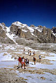 In marcia verso il Passo Pradidali Alto sotto un cielo color blu cobalto...