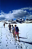Tra neve e cielo si procede in fila indiana