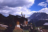 Il Rifugio Sasso Bianco, sullo sfondo la Civetta