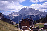 Il Rifugio Sasso Bianco, sullo sfondo la Civetta