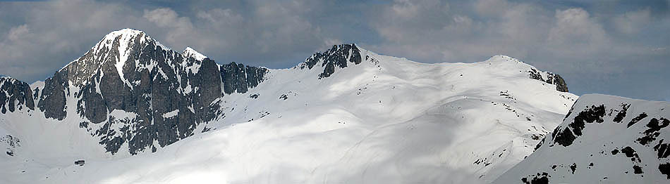 Dalla cima del Sasso Largo: il Rifugio Brentari alla base della parete sud di Cima d'Asta