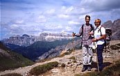 Andrea e Leda, sullo sfondo il Gruppo del Sella.