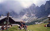 Rif. Malga Brogles mt. 2045, sullo sfondo le Odle.