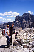 Andrea e Leda, sullo sfondo il Rif. Cavazza mt. 2585.