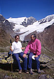 Andrea e Luciano, sullo sfondo il Rifugio Pio XI.