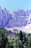 Il rifugio Vandelli m 1928, sullo sfondo il Circo del Sorapss 