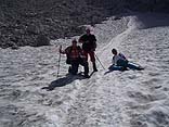 Giovanni, Gigio e Luigi sul nevaio prima della Bocca di Brenta