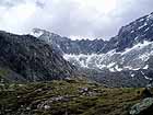Il rifugio  all'interno di una piccola conca