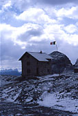 Rifugio Antermoia spruzzato dalla neve.