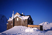 Cielo blu cobalto, in primo piano il Rifugio Bellavista