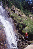 Cascata, stradina per il Rifugio Prarayer.